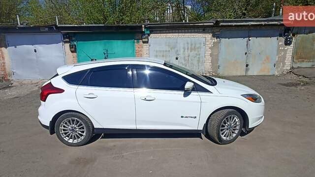 Белый Форд Фокус, объемом двигателя 0 л и пробегом 121 тыс. км за 8000 $, фото 2 на Automoto.ua