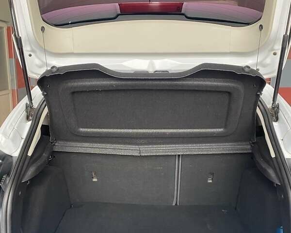 Белый Форд Фокус, объемом двигателя 1 л и пробегом 220 тыс. км за 5500 $, фото 2 на Automoto.ua