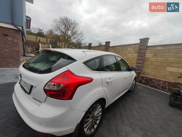 Белый Форд Фокус, объемом двигателя 0 л и пробегом 92 тыс. км за 6500 $, фото 3 на Automoto.ua