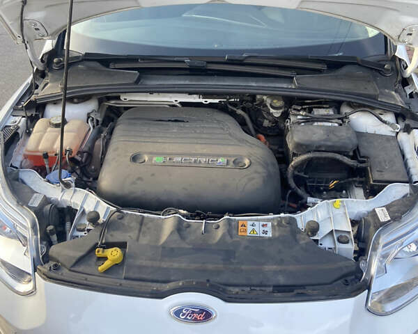 Белый Форд Фокус, объемом двигателя 0 л и пробегом 115 тыс. км за 5400 $, фото 16 на Automoto.ua