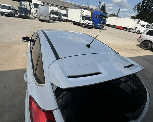 Белый Форд Фокус, объемом двигателя 1.6 л и пробегом 219 тыс. км за 10000 $, фото 4 на Automoto.ua