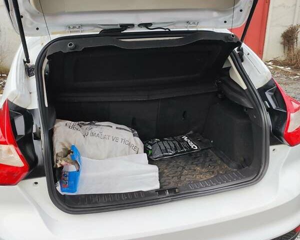 Белый Форд Фокус, объемом двигателя 1 л и пробегом 132 тыс. км за 6000 $, фото 3 на Automoto.ua