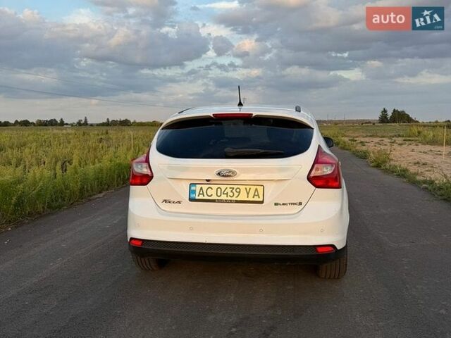 Белый Форд Фокус, объемом двигателя 0 л и пробегом 135 тыс. км за 6500 $, фото 9 на Automoto.ua