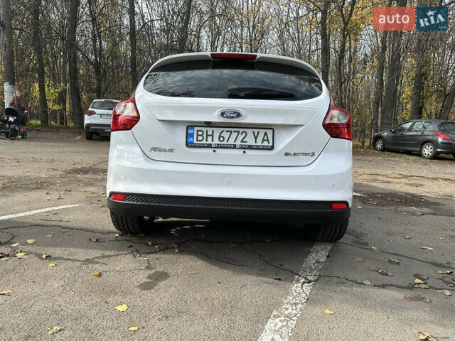 Белый Форд Фокус, объемом двигателя 0 л и пробегом 100 тыс. км за 8500 $, фото 8 на Automoto.ua