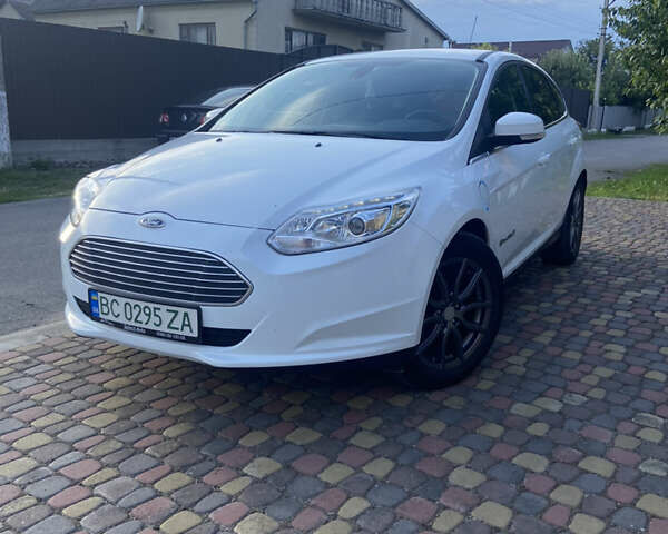 Белый Форд Фокус, объемом двигателя 0 л и пробегом 115 тыс. км за 5400 $, фото 2 на Automoto.ua