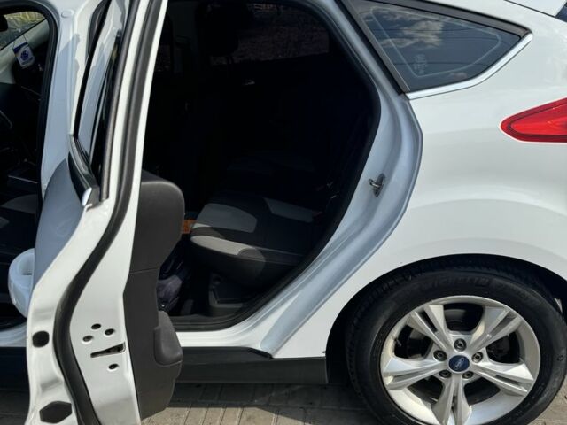 Белый Форд Фокус, объемом двигателя 1 л и пробегом 228 тыс. км за 6000 $, фото 5 на Automoto.ua