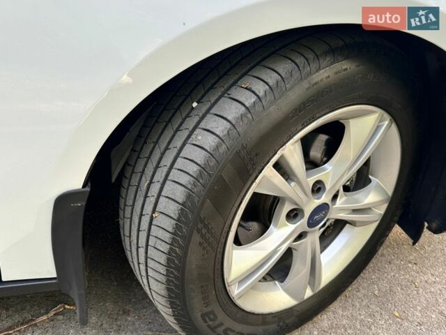 Білий Форд Фокус, об'ємом двигуна 1 л та пробігом 196 тис. км за 6100 $, фото 32 на Automoto.ua