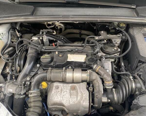 Білий Форд Фокус, об'ємом двигуна 1.56 л та пробігом 284 тис. км за 7500 $, фото 7 на Automoto.ua