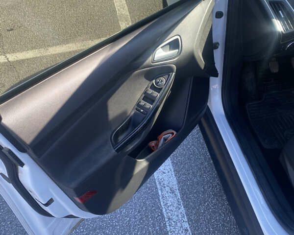 Білий Форд Фокус, об'ємом двигуна 1.6 л та пробігом 199 тис. км за 7500 $, фото 13 на Automoto.ua