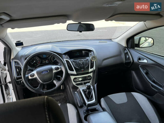 Форд Фокус 2013 в Львове на Automoto.ua Белый Форд Фокус, объемом двигателя 1 л и пробегом 156 тыс. км за 6000 $, фото 7 на Automoto.ua