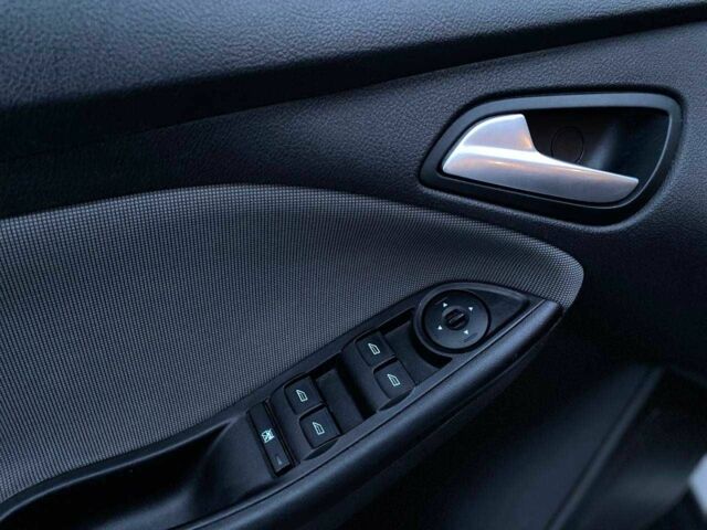 Белый Форд Фокус, объемом двигателя 2 л и пробегом 226 тыс. км за 6990 $, фото 8 на Automoto.ua