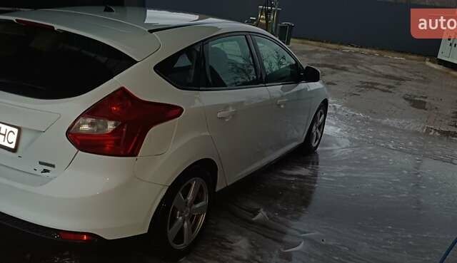 Білий Форд Фокус, об'ємом двигуна 1 л та пробігом 285 тис. км за 6400 $, фото 3 на Automoto.ua