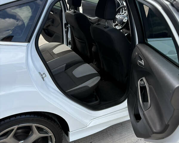 Белый Форд Фокус, объемом двигателя 1.6 л и пробегом 219 тыс. км за 10000 $, фото 9 на Automoto.ua