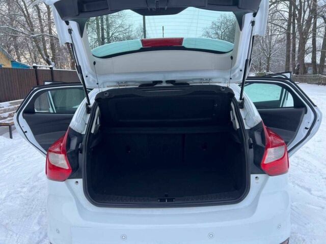 Белый Форд Фокус, объемом двигателя 1.6 л и пробегом 225 тыс. км за 8500 $, фото 3 на Automoto.ua