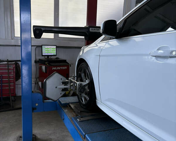 Белый Форд Фокус, объемом двигателя 1.6 л и пробегом 219 тыс. км за 10000 $, фото 13 на Automoto.ua