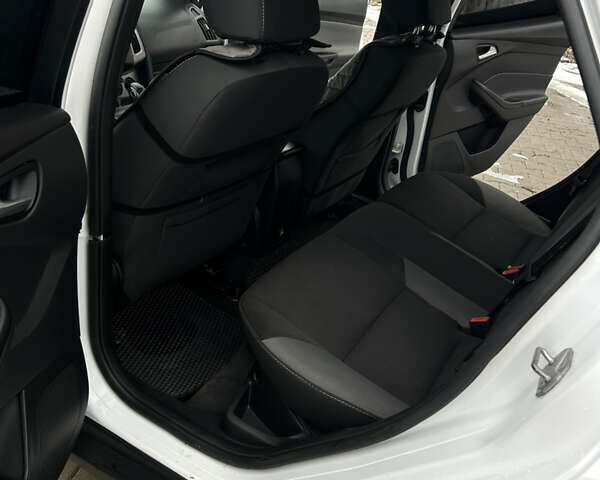 Белый Форд Фокус, объемом двигателя 2 л и пробегом 308 тыс. км за 5950 $, фото 10 на Automoto.ua