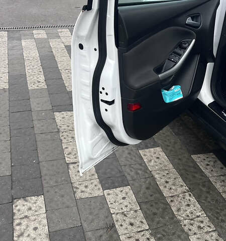 Белый Форд Фокус, объемом двигателя 2 л и пробегом 212 тыс. км за 8000 $, фото 14 на Automoto.ua