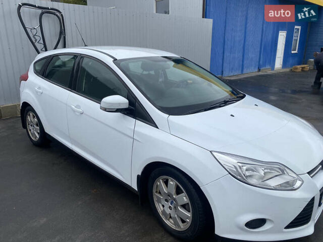 Белый Форд Фокус, объемом двигателя 1 л и пробегом 115 тыс. км за 8000 $, фото 2 на Automoto.ua