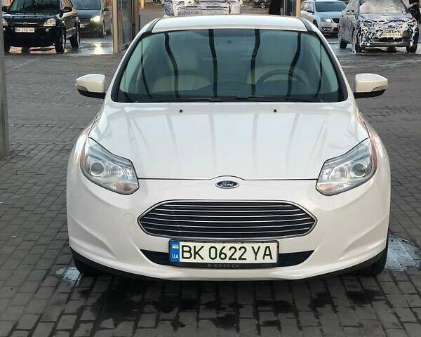 Белый Форд Фокус, объемом двигателя 0 л и пробегом 149 тыс. км за 6950 $, фото 1 на Automoto.ua