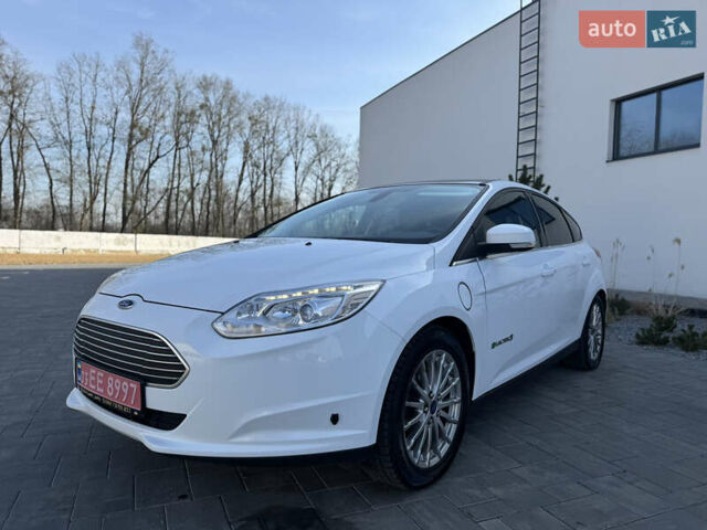Белый Форд Фокус, объемом двигателя 0 л и пробегом 163 тыс. км за 5500 $, фото 1 на Automoto.ua
