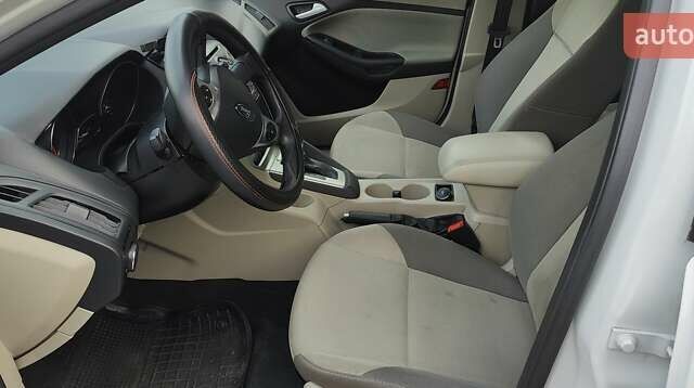 Форд Фокус 2014 в Киеве на Automoto.ua Белый Форд Фокус, объемом двигателя 2 л и пробегом 208 тыс. км за 5500 $, фото 7 на Automoto.ua
