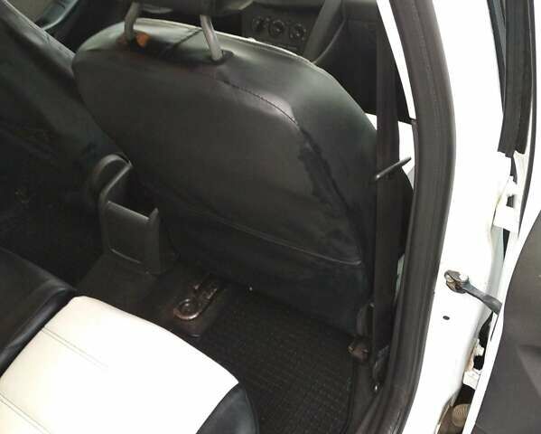 Білий Форд Фокус, об'ємом двигуна 1 л та пробігом 70 тис. км за 9500 $, фото 3 на Automoto.ua