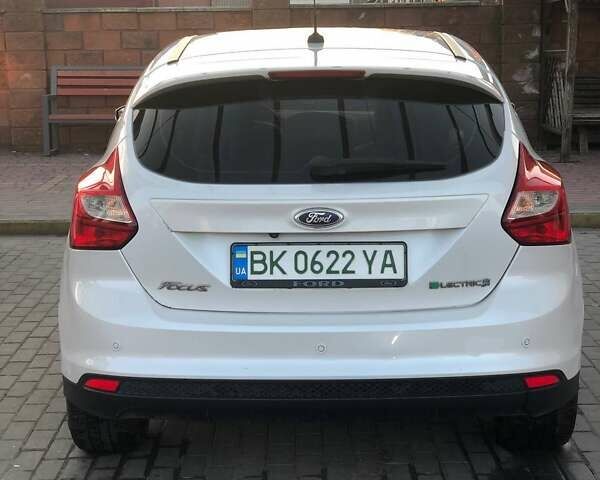 Белый Форд Фокус, объемом двигателя 0 л и пробегом 149 тыс. км за 6950 $, фото 3 на Automoto.ua