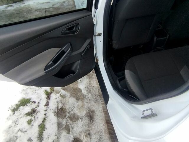 Белый Форд Фокус, объемом двигателя 1 л и пробегом 14600 тыс. км за 6100 $, фото 5 на Automoto.ua