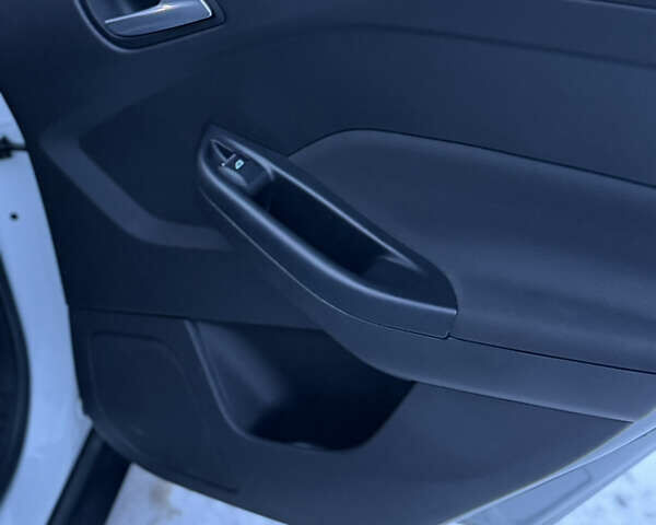 Білий Форд Фокус, об'ємом двигуна 1 л та пробігом 55 тис. км за 7900 $, фото 7 на Automoto.ua