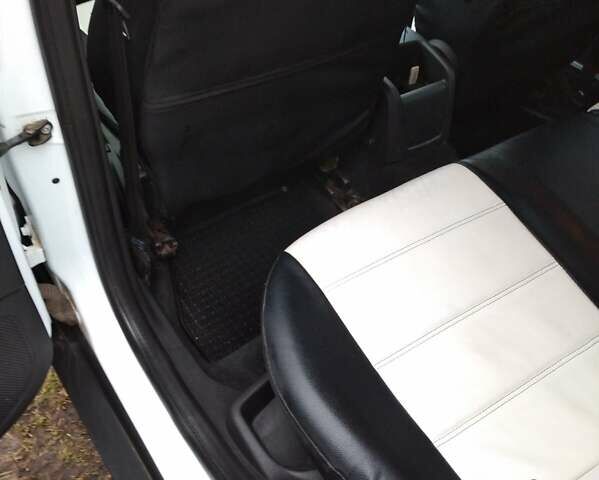 Білий Форд Фокус, об'ємом двигуна 1 л та пробігом 70 тис. км за 9500 $, фото 1 на Automoto.ua