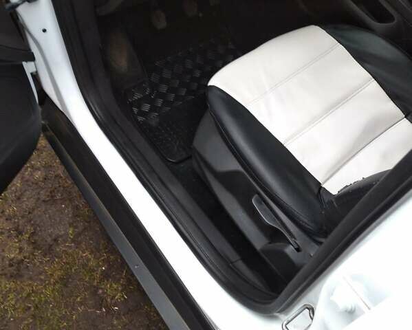 Білий Форд Фокус, об'ємом двигуна 1 л та пробігом 70 тис. км за 9500 $, фото 2 на Automoto.ua