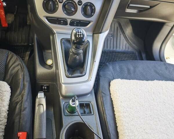 Белый Форд Фокус, объемом двигателя 1 л и пробегом 147 тыс. км за 6100 $, фото 19 на Automoto.ua