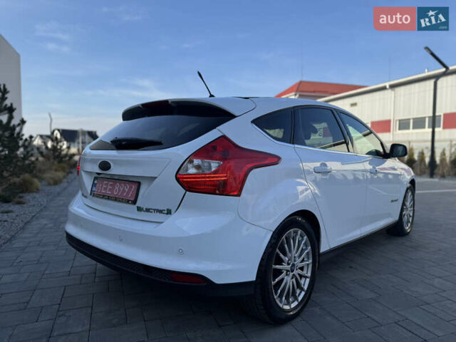 Белый Форд Фокус, объемом двигателя 0 л и пробегом 163 тыс. км за 5500 $, фото 2 на Automoto.ua
