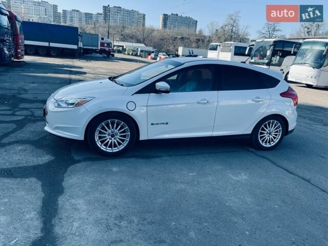 Белый Форд Фокус, объемом двигателя 0 л и пробегом 179 тыс. км за 7300 $, фото 3 на Automoto.ua