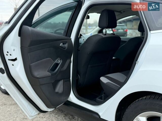Білий Форд Фокус, об'ємом двигуна 1 л та пробігом 55 тис. км за 6900 $, фото 6 на Automoto.ua