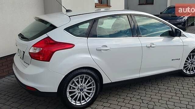 Белый Форд Фокус, объемом двигателя 0 л и пробегом 142 тыс. км за 3500 $, фото 7 на Automoto.ua