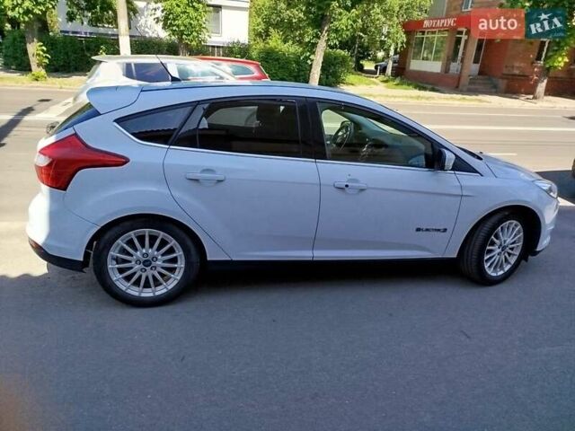 Белый Форд Фокус, объемом двигателя 0 л и пробегом 100 тыс. км за 7300 $, фото 1 на Automoto.ua