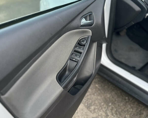 Белый Форд Фокус, объемом двигателя 2 л и пробегом 115 тыс. км за 7499 $, фото 5 на Automoto.ua