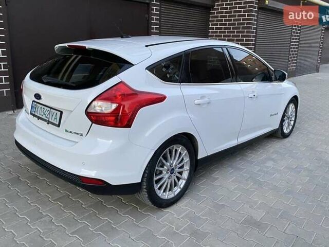 Белый Форд Фокус, объемом двигателя 0 л и пробегом 118 тыс. км за 7400 $, фото 2 на Automoto.ua