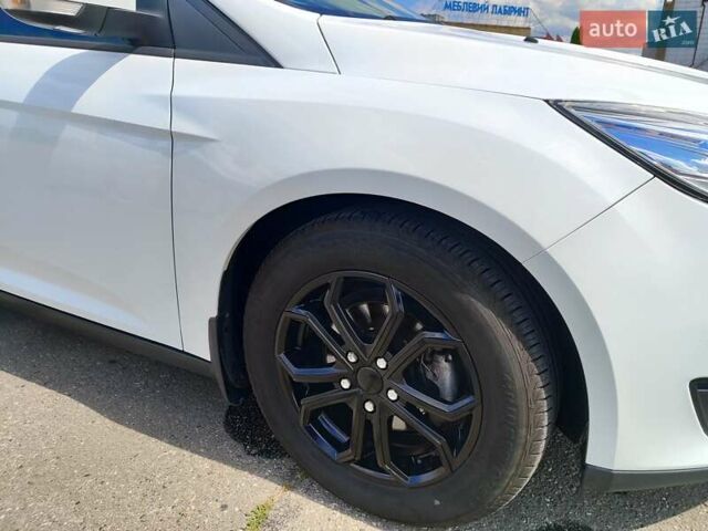 Белый Форд Фокус, объемом двигателя 1 л и пробегом 69 тыс. км за 8399 $, фото 11 на Automoto.ua