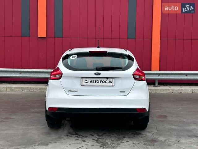 Белый Форд Фокус, объемом двигателя 1 л и пробегом 122 тыс. км за 9290 $, фото 6 на Automoto.ua