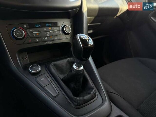 Белый Форд Фокус, объемом двигателя 1 л и пробегом 150 тыс. км за 8290 $, фото 16 на Automoto.ua