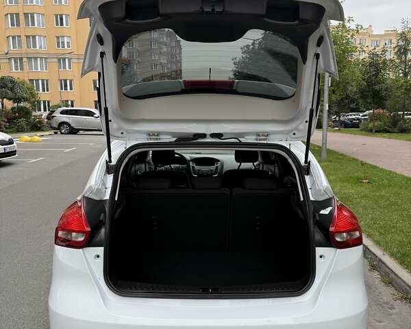 Белый Форд Фокус, объемом двигателя 1 л и пробегом 88 тыс. км за 9400 $, фото 34 на Automoto.ua