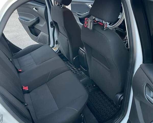 Білий Форд Фокус, об'ємом двигуна 2 л та пробігом 155 тис. км за 8500 $, фото 10 на Automoto.ua