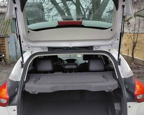 Белый Форд Фокус, объемом двигателя 2 л и пробегом 270 тыс. км за 8300 $, фото 23 на Automoto.ua