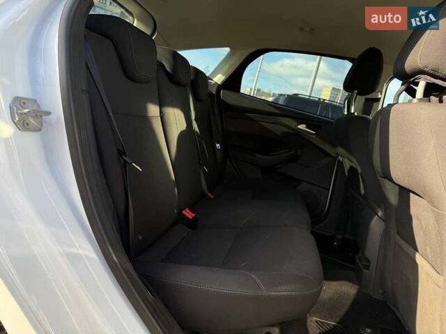 Белый Форд Фокус, объемом двигателя 1 л и пробегом 150 тыс. км за 8290 $, фото 10 на Automoto.ua