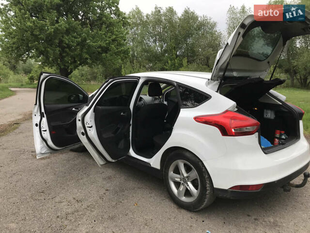 Белый Форд Фокус, объемом двигателя 1 л и пробегом 145 тыс. км за 6500 $, фото 4 на Automoto.ua
