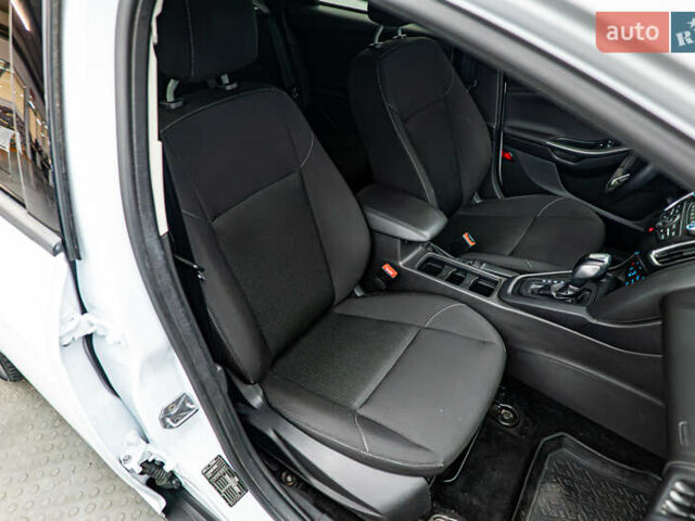 Белый Форд Фокус, объемом двигателя 1 л и пробегом 80 тыс. км за 10367 $, фото 16 на Automoto.ua