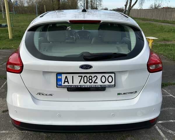 Белый Форд Фокус, объемом двигателя 0 л и пробегом 135 тыс. км за 6800 $, фото 7 на Automoto.ua