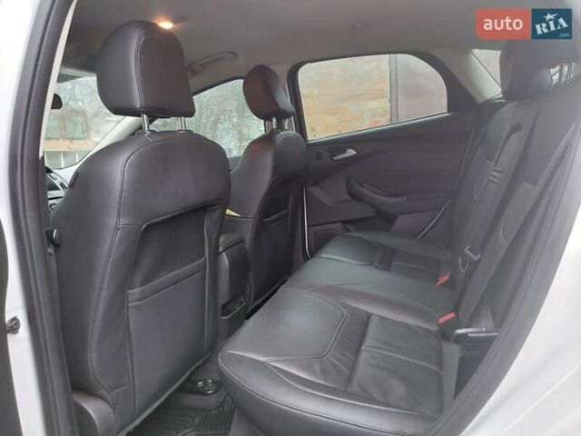 Белый Форд Фокус, объемом двигателя 2 л и пробегом 270 тыс. км за 8300 $, фото 13 на Automoto.ua